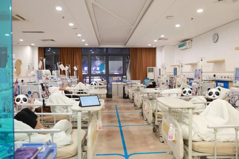 台风夜，守护生命线：皇冠网址血透中心医护人员风雨中的温情坚守